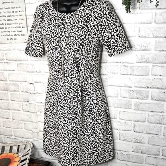 H&M Black & White Fit & Flare Short Sleeve Dress Size 6 Medium - Picture 1 of 7